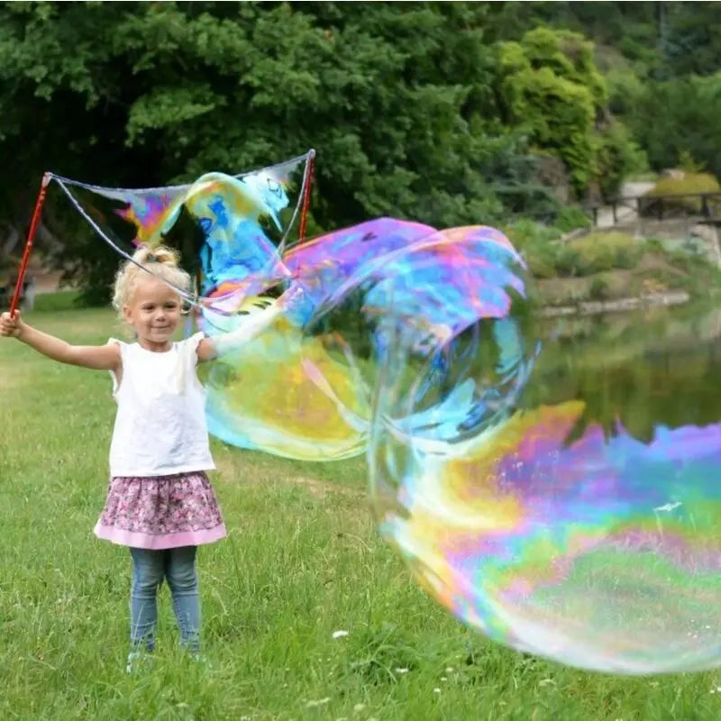 Velké mýdlové bubliny na zahradě