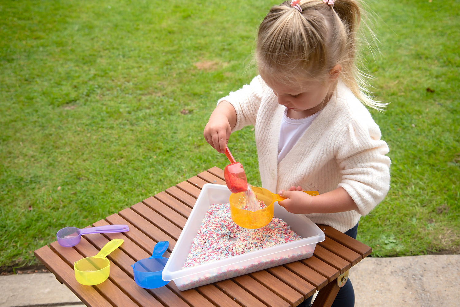 Pomůcky na smyslohraní: co mít doma pro sensory play