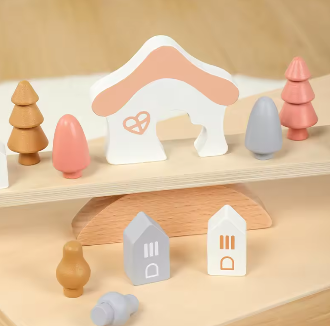 Detail dřevěných balančních figurek stromků a domečků