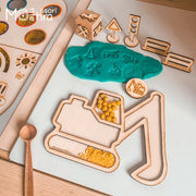 Stavební sensory play set s dřevěným bagrem a razítky