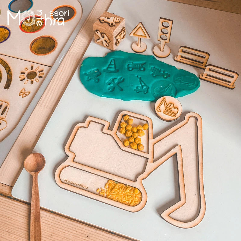 Stavební sensory play set s dřevěným bagrem a razítky