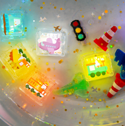 Svítící kostky Glo Pals s autíčky při hře ve vodě a koupání