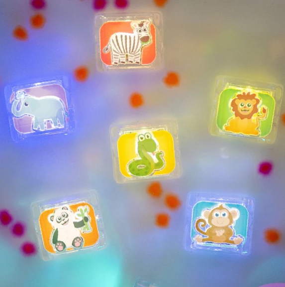 Barevně svítící kostky Glo Pals Zoo při senzorické hře ve vodě