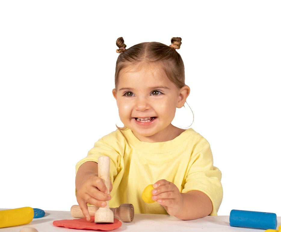 Dítě si hraje s dřevěným razítkem JOVI Baby a plastelínou