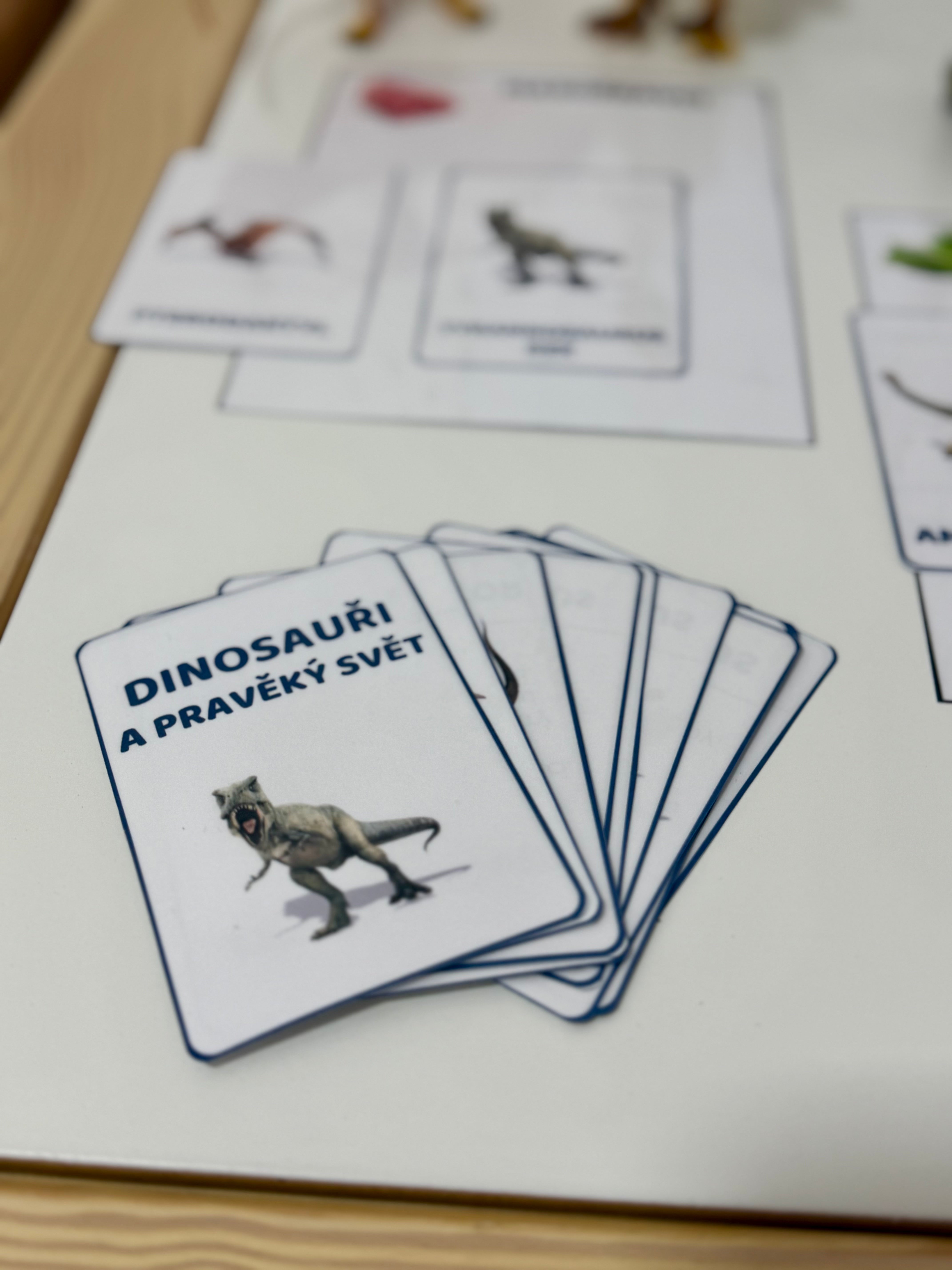 kartičky s obrázky dinosaurů a zajímavostmi