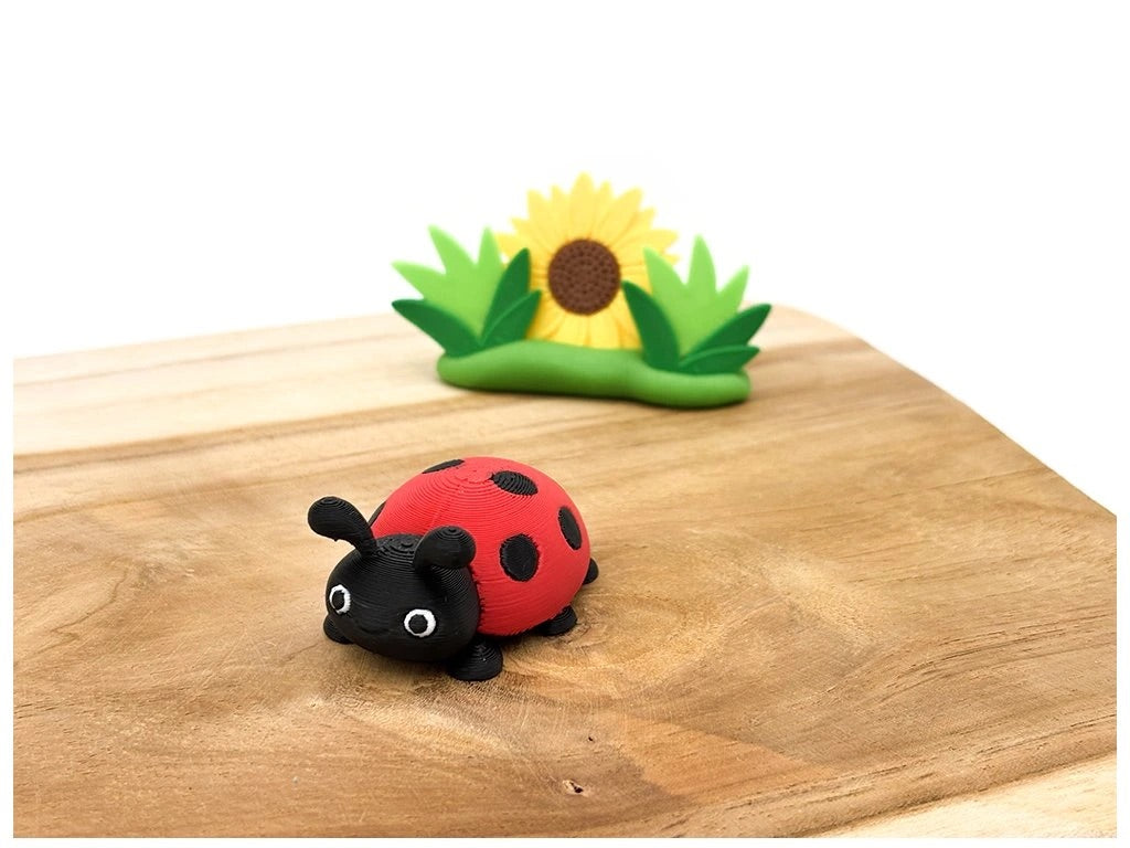 Miniatura berušky pro smyslové hraní a dětské aktivity s hmyzem