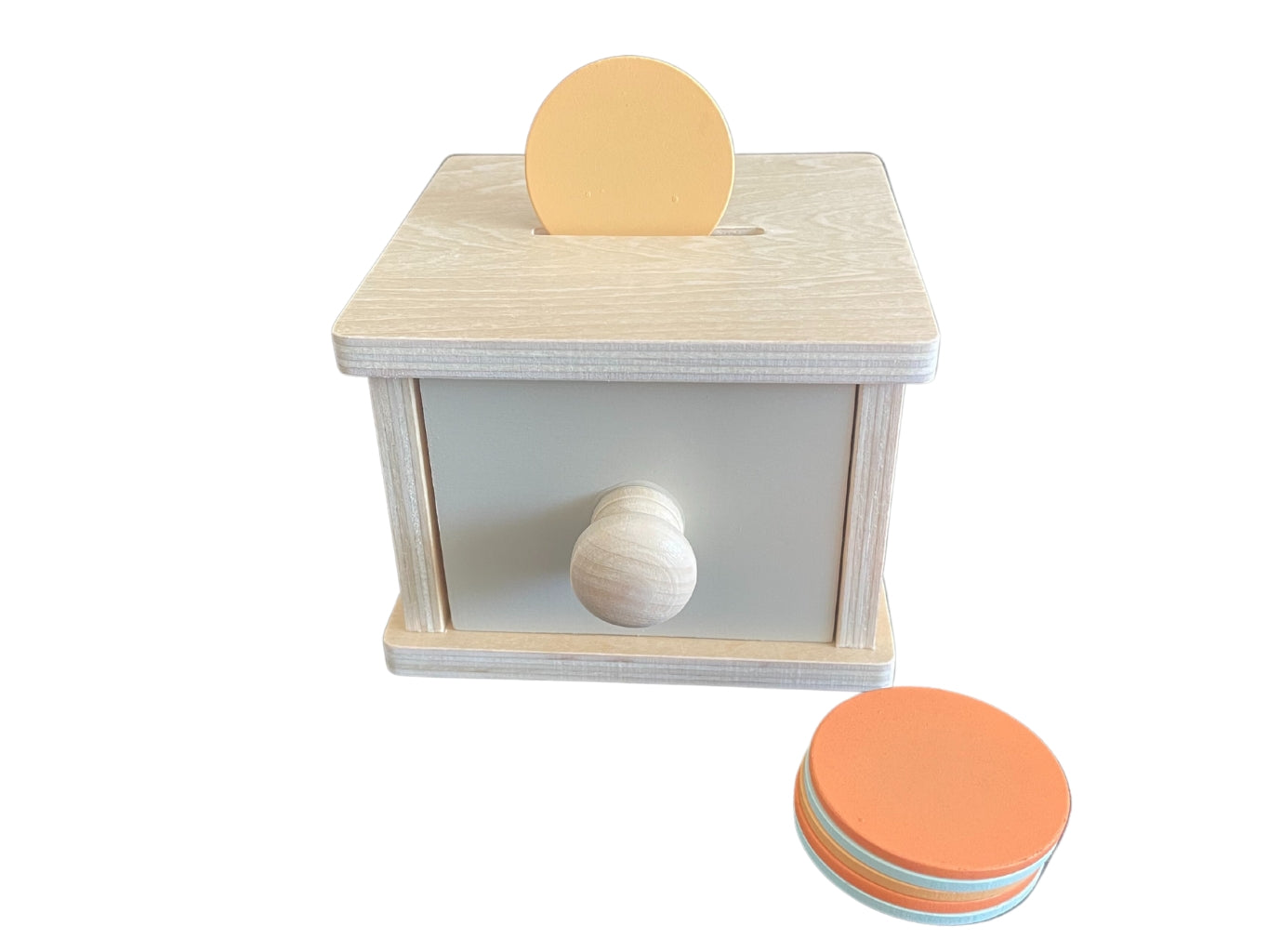 Montessori kojenecká kasička – dřevěný coin box s barevnými mincemi