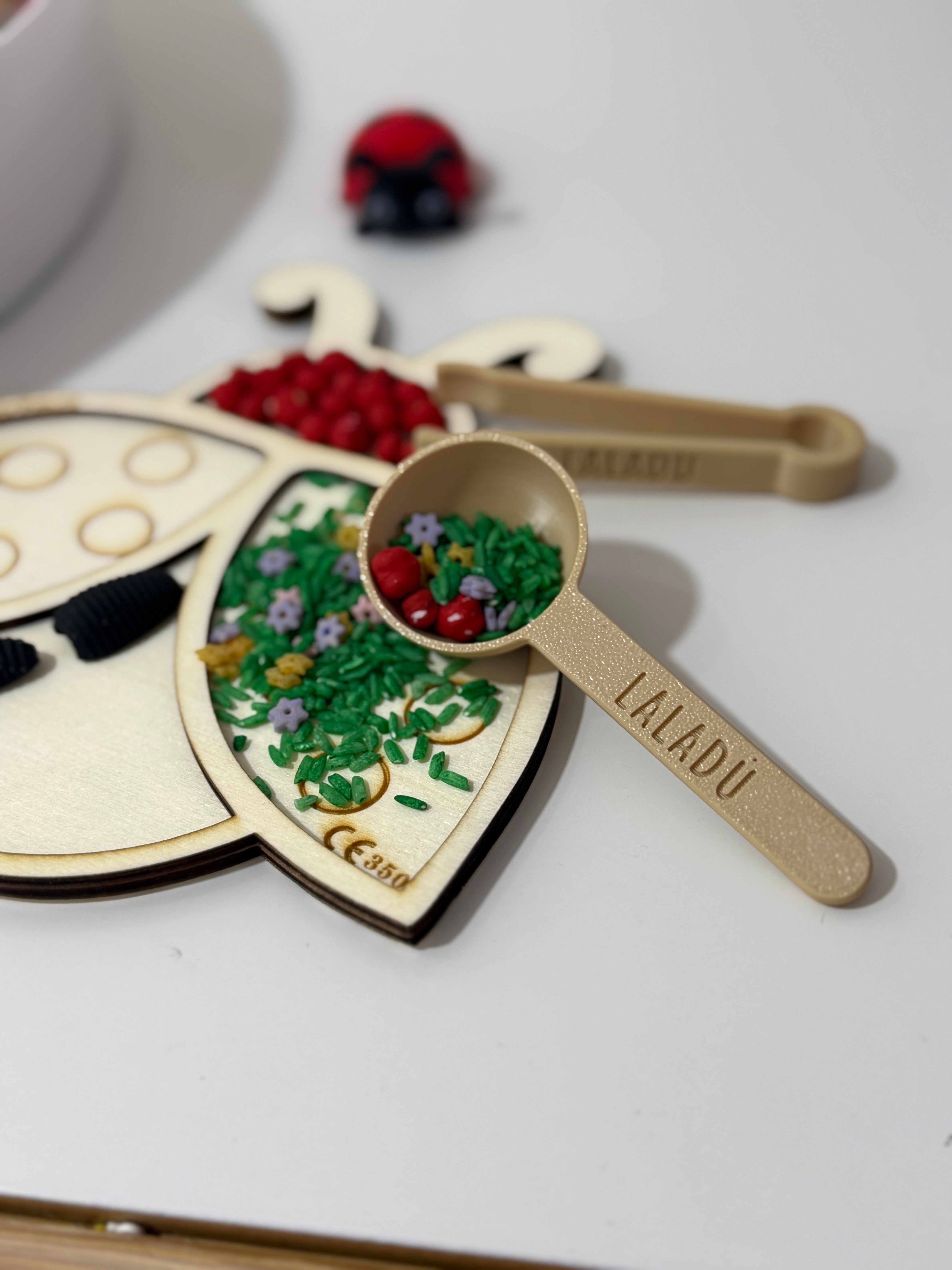 naběračka smyslového materiálu pro sensory play
