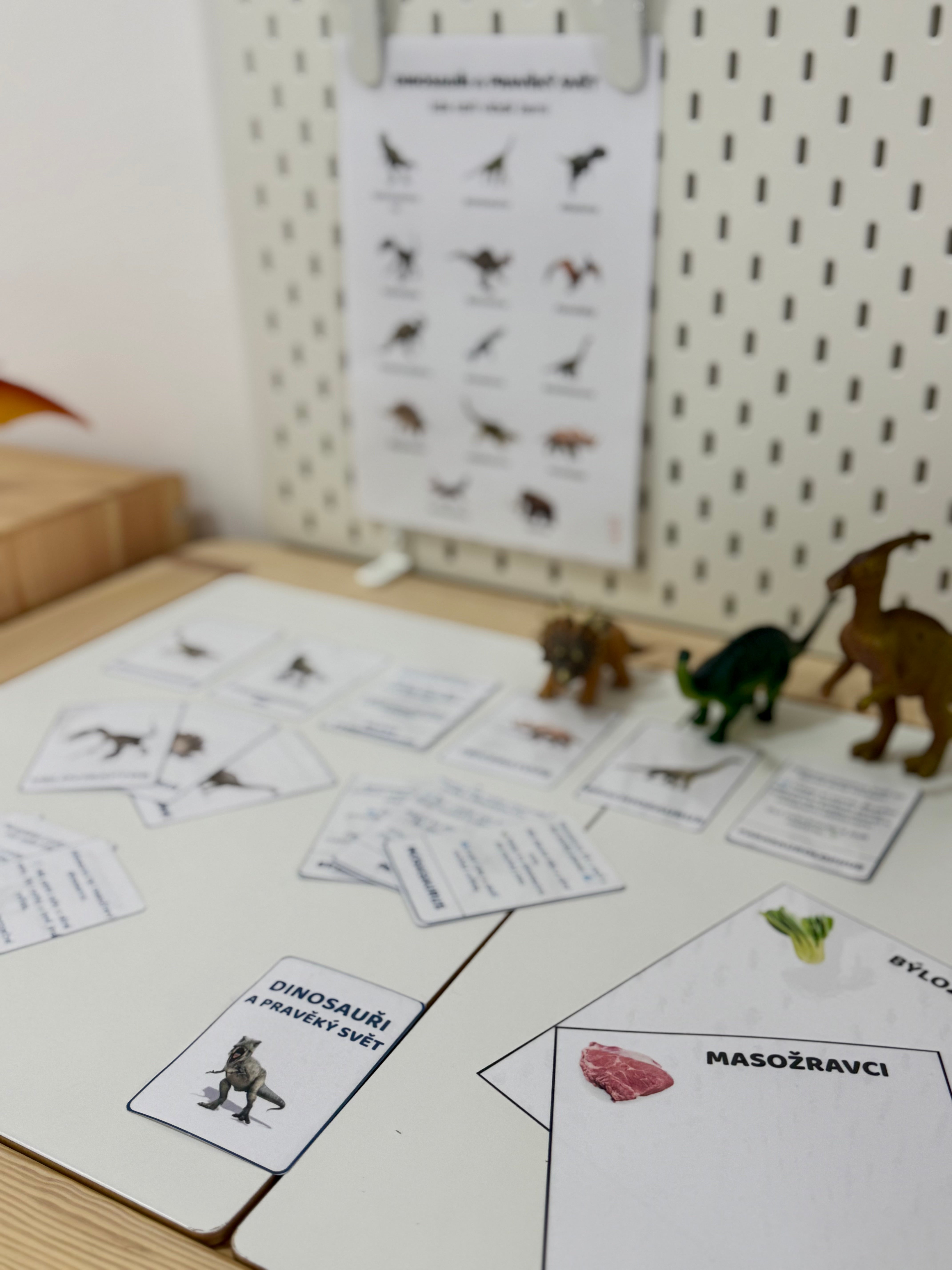 Kartičky, plakát a hra s tematikou dinosaurů pro dětské skupiny, kroužky a školky