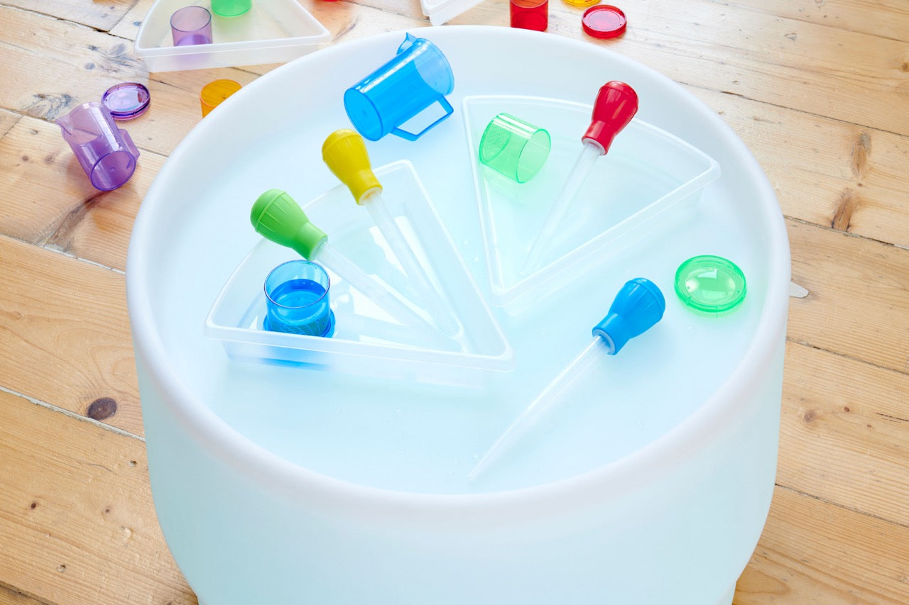 Detail barevných pipet TickiT – červená, modrá, zelená, žlutá