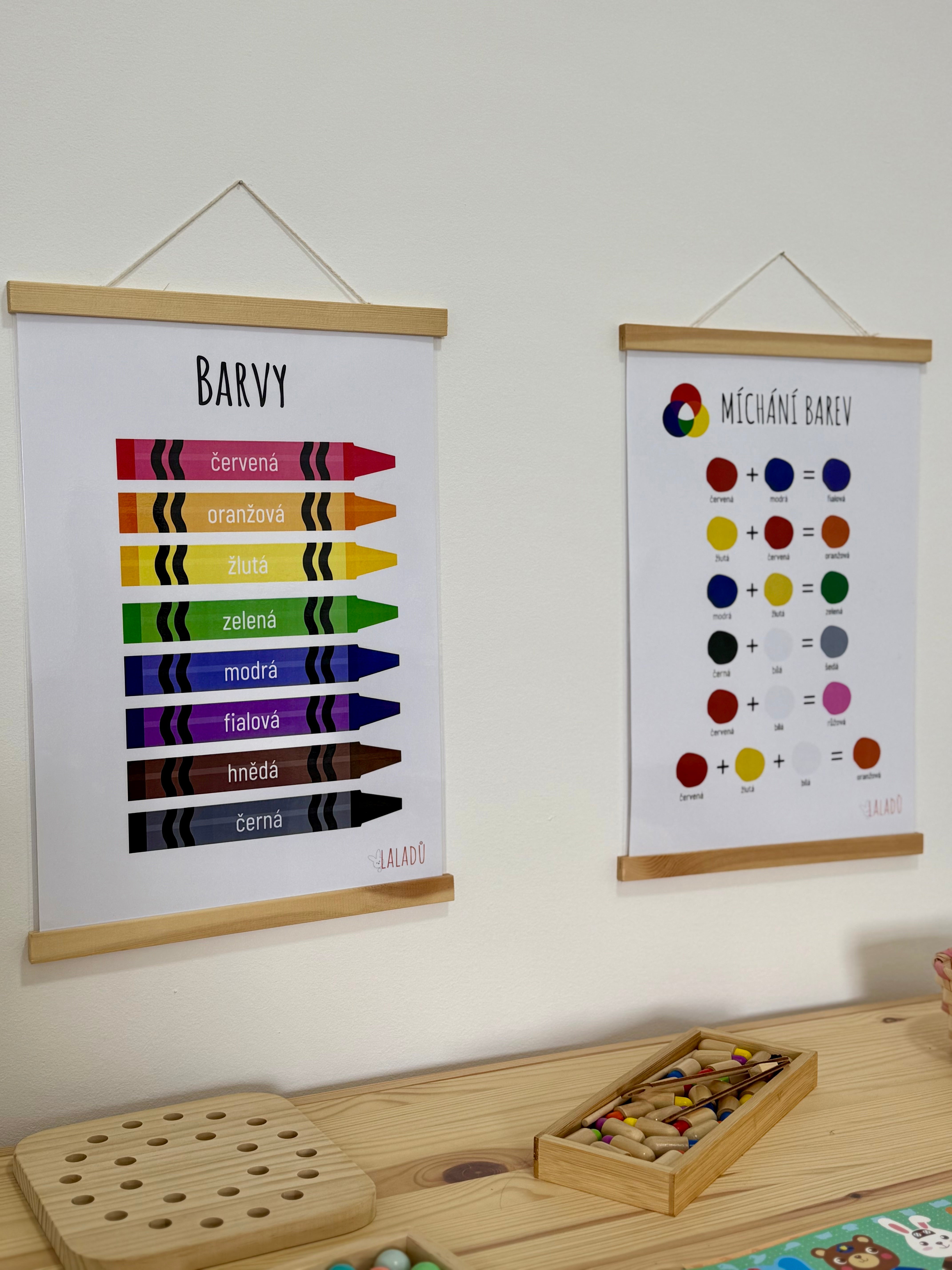 Výukové plakáty Barvy zavěšené v dětském pokoji